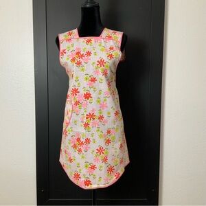 Discover the timeless charm and practical style of this beautiful vintage apron!